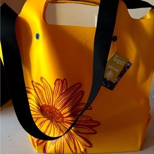 sturdy carry-all bag with the most cheerful of daisies design